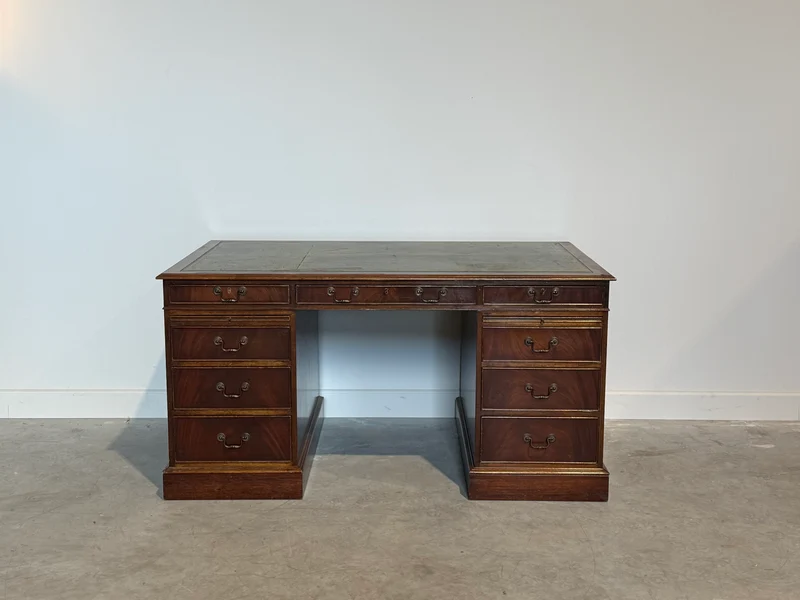 Vintage bureau, klassiek Engels bureau, notenhout, groen leer, 700