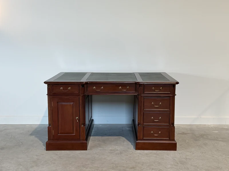 Vintage bureau, partnerdesk, klassiek Engels bureau, mahoniehout, groen leer, 696