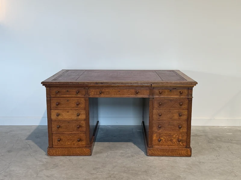 Antiek bureau, klassiek Engels bureau, eikenhout, rood leer, 695