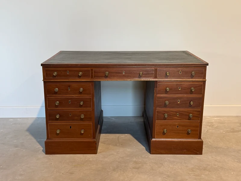 Vintage gerestaureerd bureau, antiek Engels bureau, 2 maart 1846, mahoniehout, groen leer, 686.1