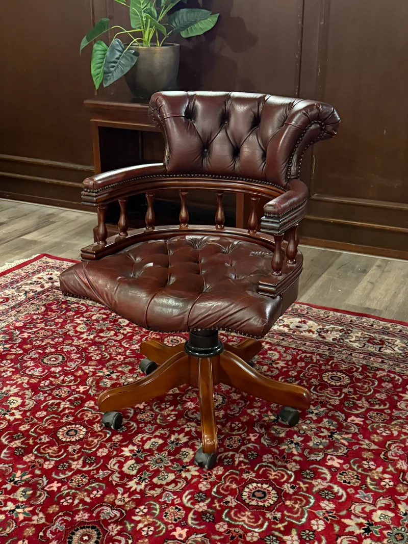 Vintage stoel, Chesterfield, mahoniehout, rood leer, 123