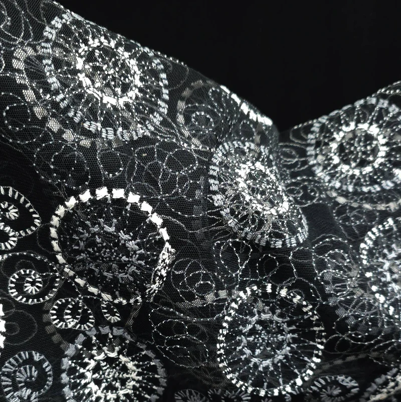 Mesh Brodé | Noir, Blanc & Gris