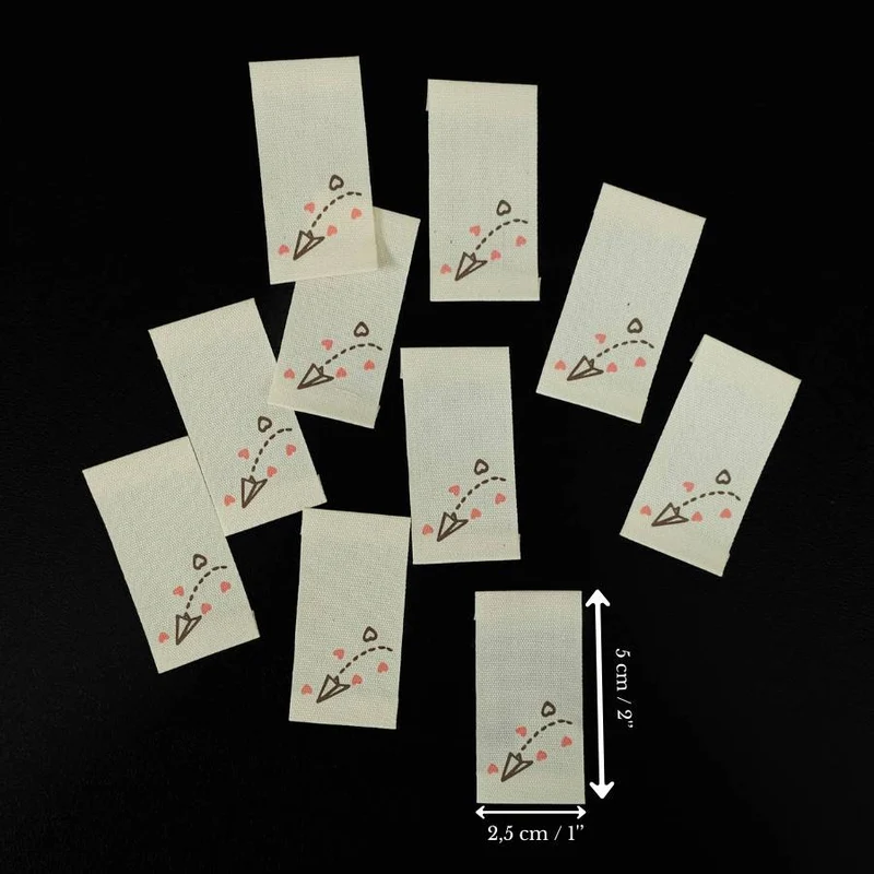 Étiquettes de couture tissées | Avion en papier avec cœurs | 10 pièces