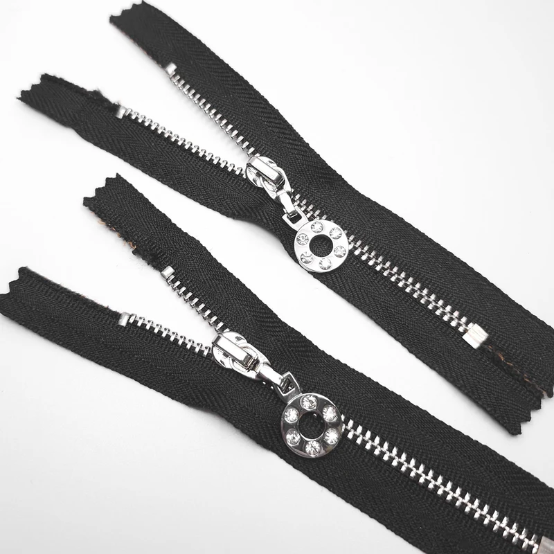 YKK | Fermeture Éclair à Bout Fermé | Métal | #5 | 4.5'' - 11.5 cm | Noir